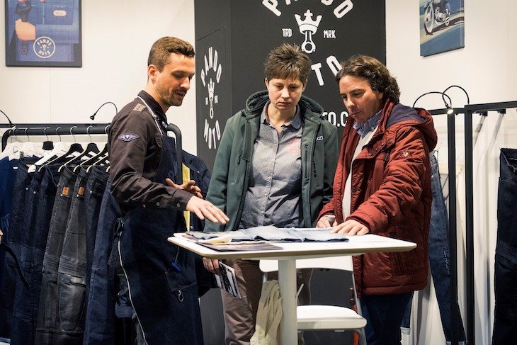Pando Moto people answering customers' questions at EICMA 2015 - 2