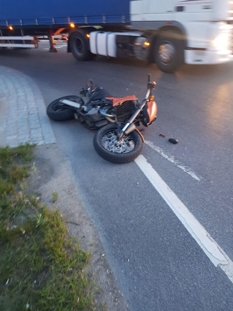 KTM Duke II in an accident laying on the ground close-up